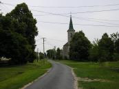 Kamondi utcakp a katolikus templommal (2008)